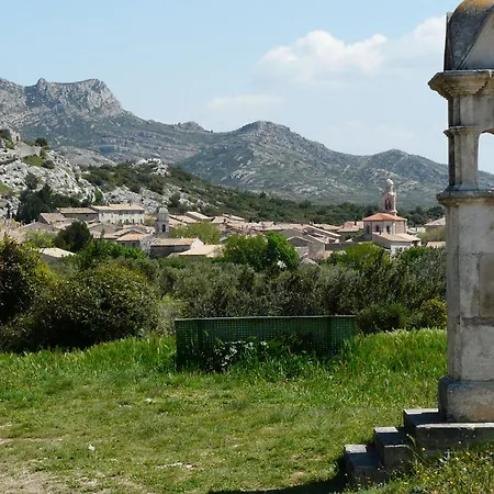 Alpilles Oasis: Provençal With Heated Pool And Village Views Aureille