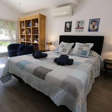 Alpilles Oasis: Provençal With Heated Pool And Village Views *