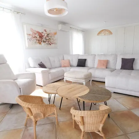 Villa Alpilles Oasis: Provençal With Heated Pool And Village Views