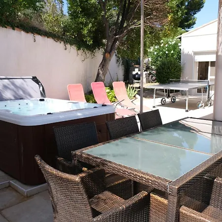 Villa Alpilles Oasis: Provençal With Heated Pool And Village Views *