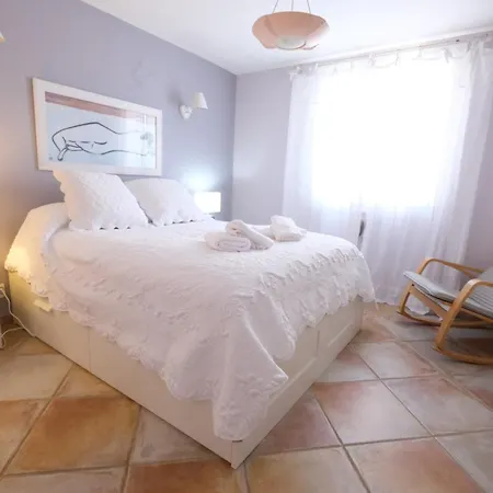 Villa Alpilles Oasis: Provençal With Heated Pool And Village Views *