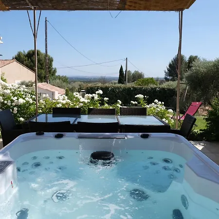 Villa Alpilles Oasis: Provençal With Heated Pool And Village Views